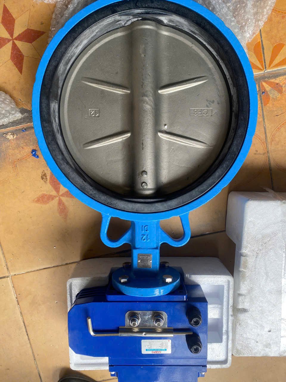 Tấm pin năng lượng mặt trời được lắp đặt cho công trình
