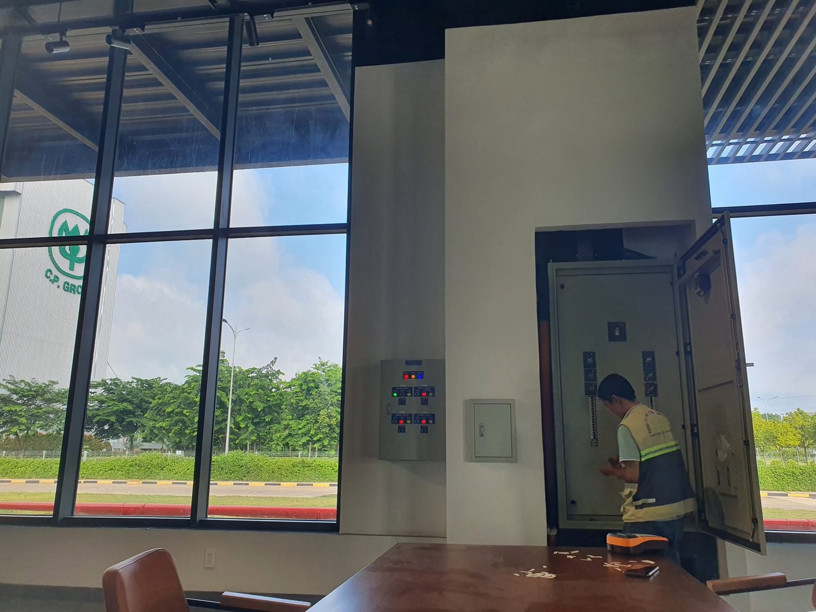 Tủ điện công trình và hệ thống thiết bị cần phối hợp trong thi công M&E