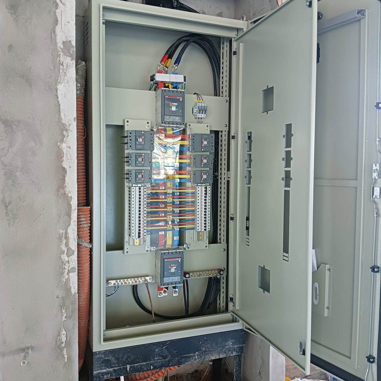 Tủ điện MSB và tủ bù phục vụ phân phối điện cho nhà máy