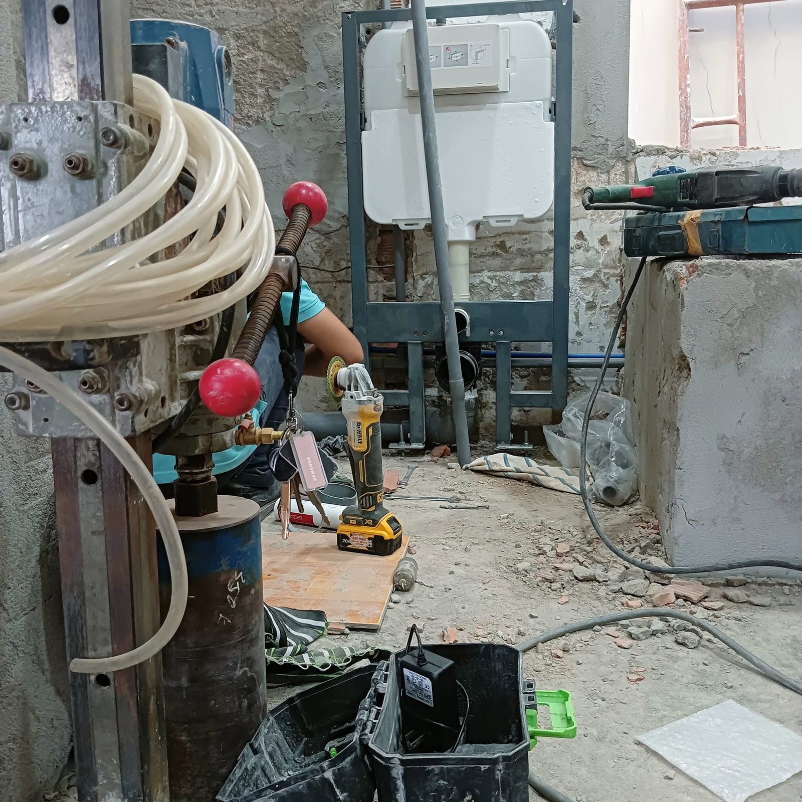 Tủ điện và thiết bị công nghiệp trong công trình nhà xưởng