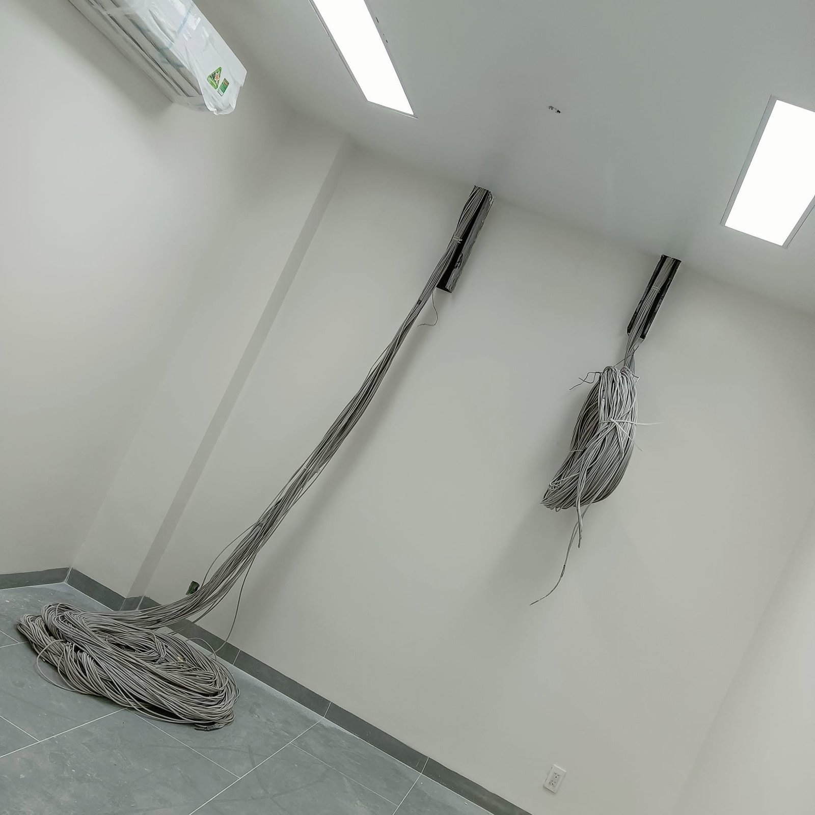 Thiết bị động lực trong khu vực thi công hệ thống M&E nhà xưởng